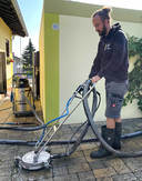 Fabian Zengler mit Teller-Reinigungshaube und Schmuzwasserabsauger bei der Terrassenreinigung
